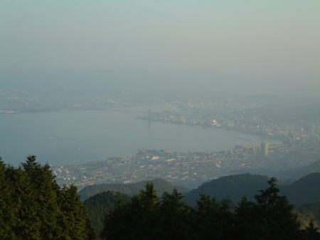 比叡山頂より琵琶湖，大津を眺める