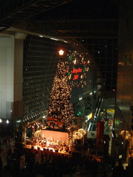 京都駅大階段のクリスマスツリー(2004年度版)