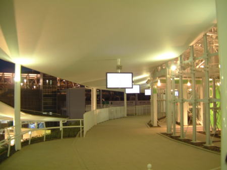 トヨタグループ館・ホールの入口。右手にあるのがショーが行われるホール