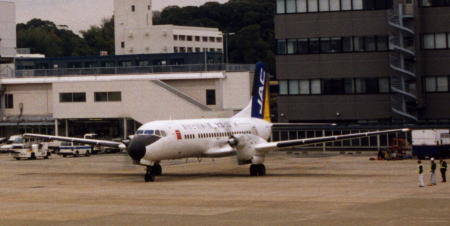 「ありがとう日本の翼　ＹＳ－１１」のロゴが入ったＹＳ－１１　JAC3643便 鹿児島行き/福岡空港にて
