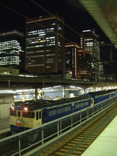 東京駅10番ホームから出発する寝台特急「出雲」