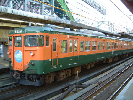 まもなく終焉を迎える湘南色の１１３系電車／横浜駅にて