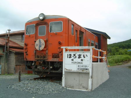 幌舞駅の駅名標とキハ１２　２３
