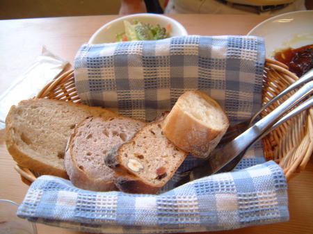 豚肉とプルーンの煮込みとパンの盛り合わせ(1)