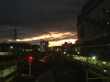 夕闇迫る京都駅