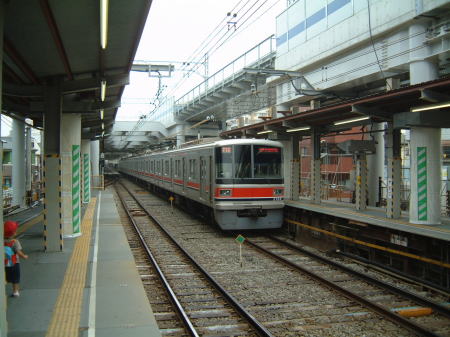 元住吉駅 渋谷行きホームから、渋谷方向を眺める。回送の目黒線用東急3000系が入線してきた。