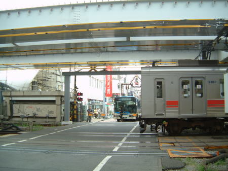 元住吉１号踏切道で、電車の通過を待つ川崎市営バス