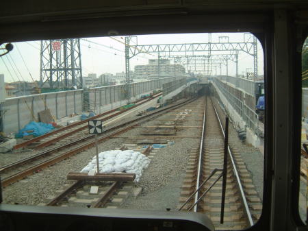 9/9 武蔵小杉駅到着直前の各停の後部より。横浜方面の線路は、あと高架部に付け替える部分のみとなっている。