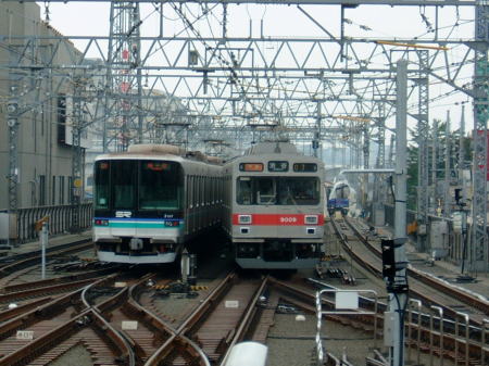 9/9 武蔵小杉駅にて埼玉高速鉄道2000系と東横特急 9000系のツーショット。高架切り替え後、東横線渋谷行きは一番右の線路を走る形となるので、このような目黒線用車両とのツーショットも撮りにくくなるでしょう。