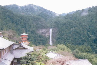 青岸渡寺の三重の塔と那智の滝